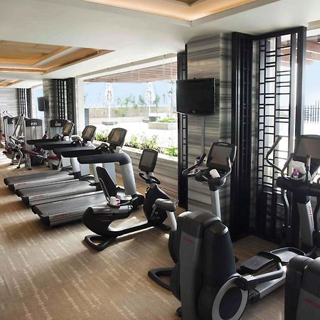 Crowne Plaza New Delhi Mayur Vihar Noida By Ihg Exterior foto The gym at the hotel