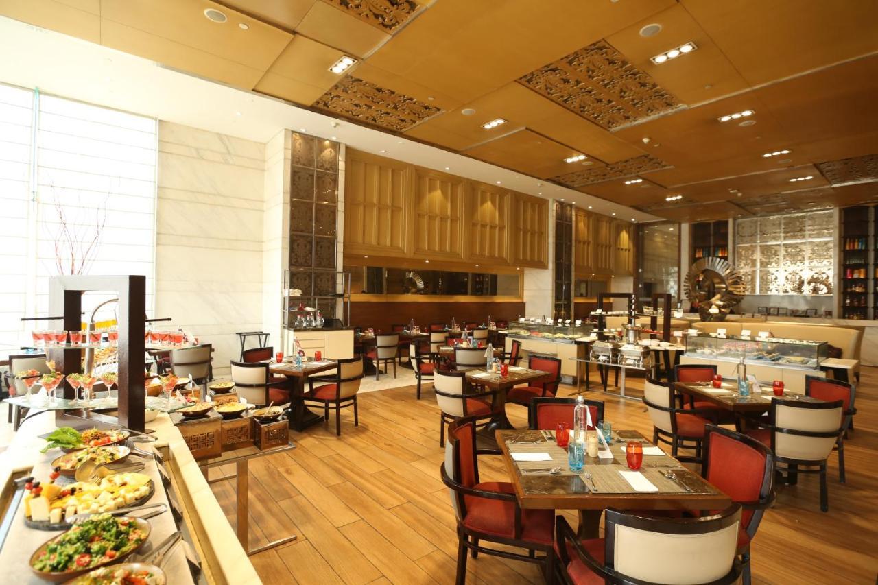 Crowne Plaza New Delhi Mayur Vihar Noida By Ihg Exterior foto The restaurant