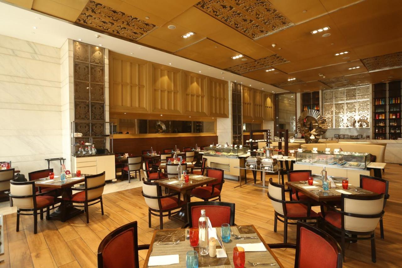 Crowne Plaza New Delhi Mayur Vihar Noida By Ihg Exterior foto The restaurant