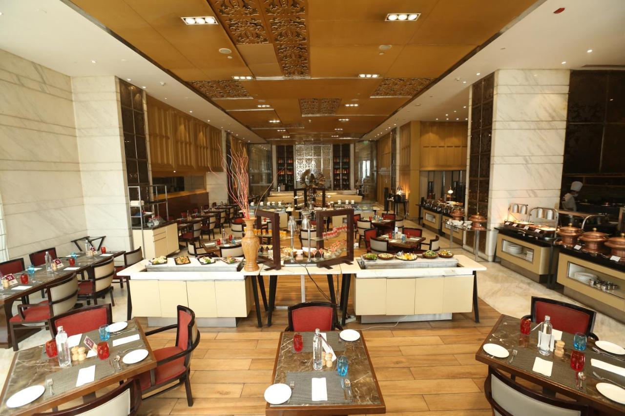 Crowne Plaza New Delhi Mayur Vihar Noida By Ihg Exterior foto The restaurant