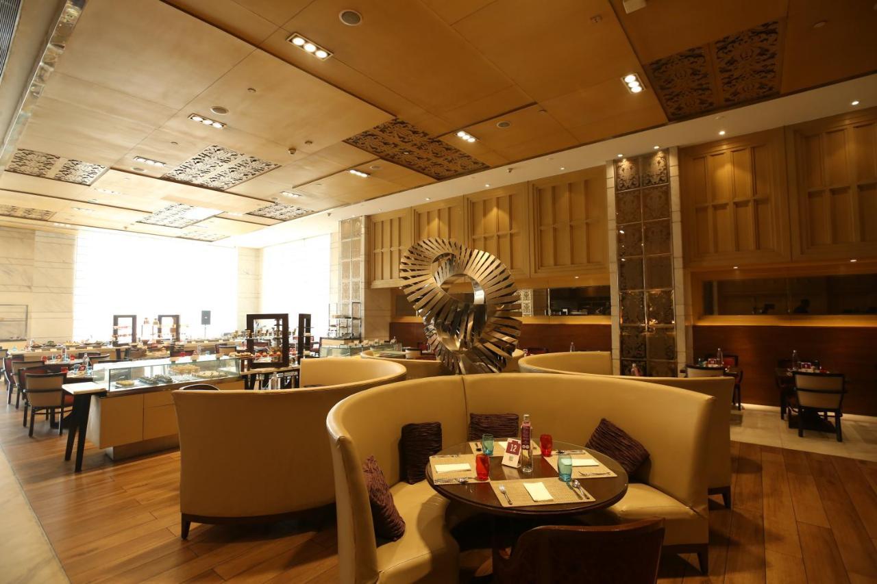 Crowne Plaza New Delhi Mayur Vihar Noida By Ihg Exterior foto The interior of the restaurant