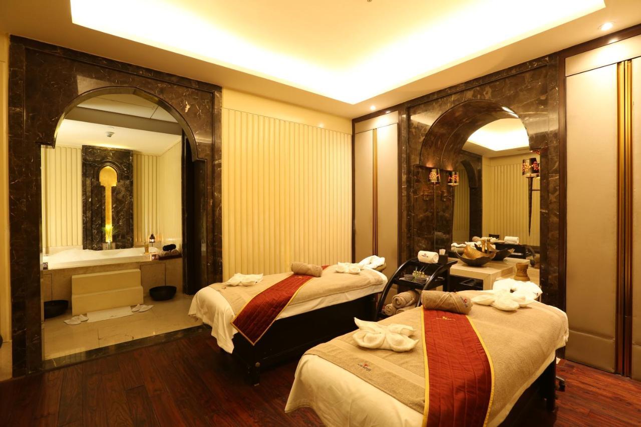 Crowne Plaza New Delhi Mayur Vihar Noida By Ihg Exterior foto A spa in a hotel