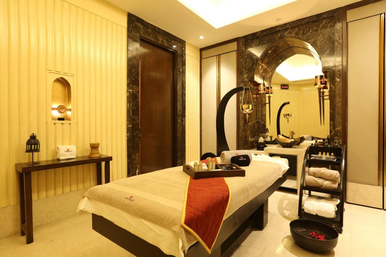 Crowne Plaza New Delhi Mayur Vihar Noida By Ihg Exterior foto A spa treatment room