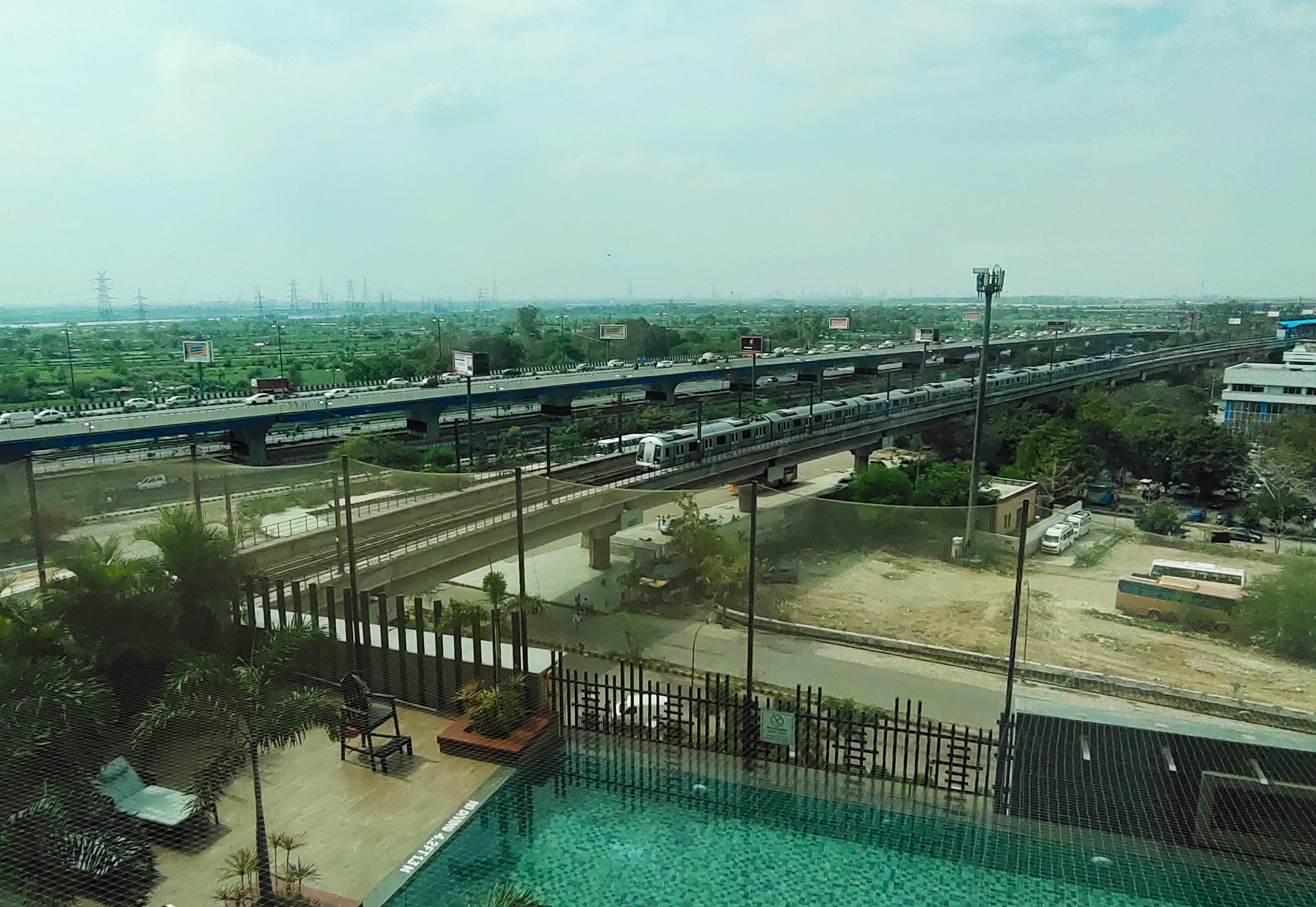 Crowne Plaza New Delhi Mayur Vihar Noida By Ihg Exterior foto The station from a distance