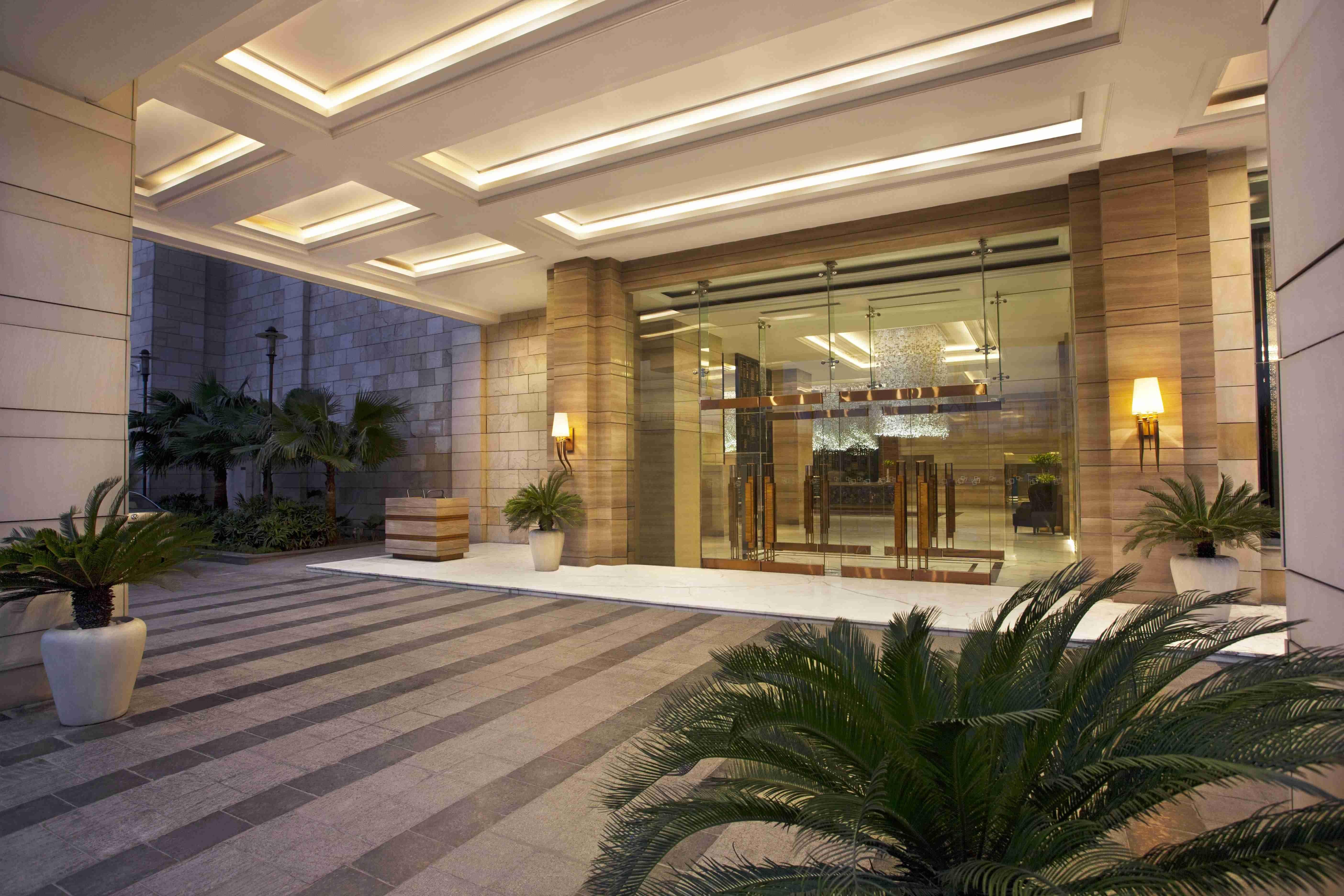 Crowne Plaza New Delhi Mayur Vihar Noida By Ihg Exterior foto The entrance of the hotel