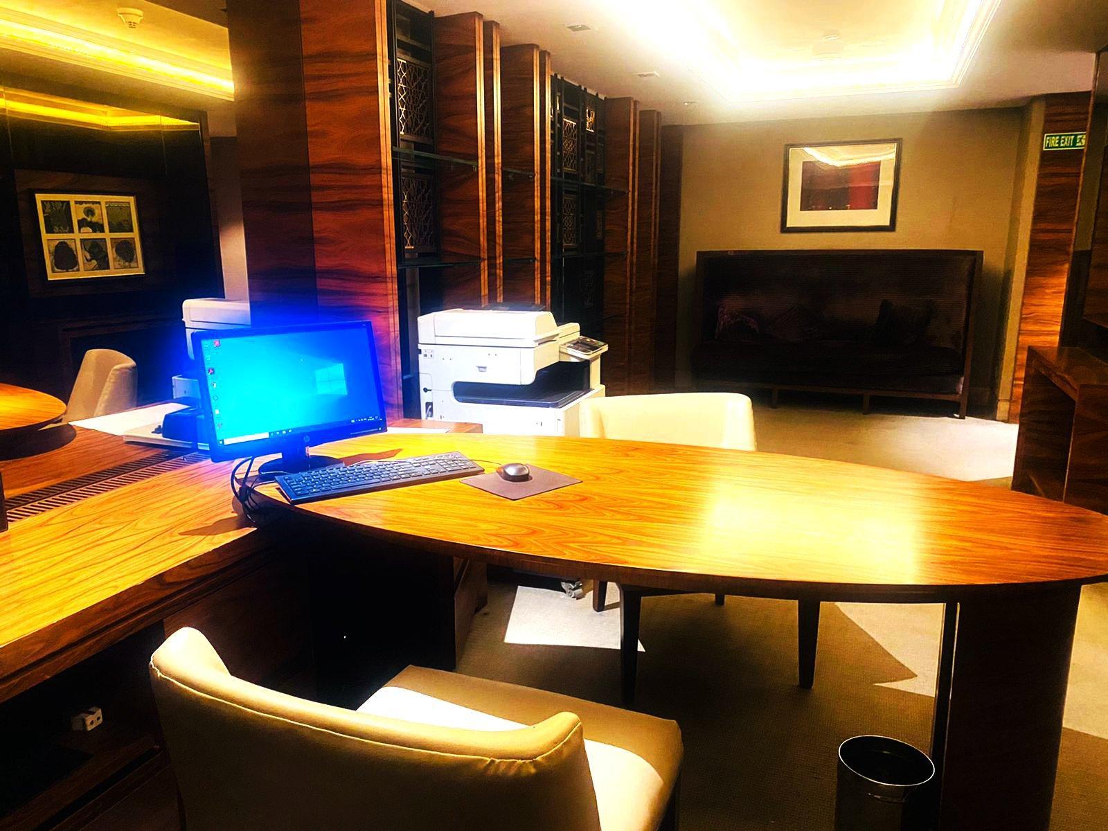Crowne Plaza New Delhi Mayur Vihar Noida By Ihg Exterior foto The Business Center at the 101 Club