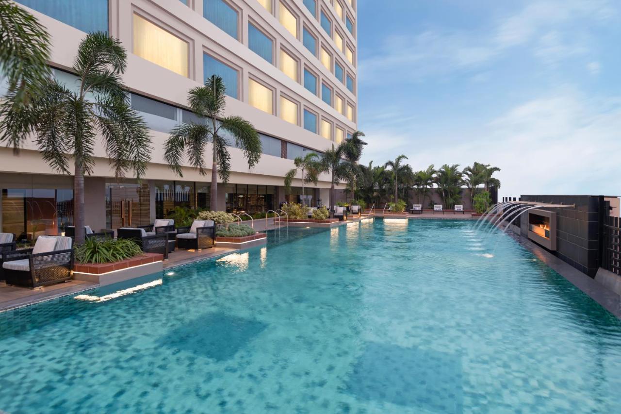 Crowne Plaza New Delhi Mayur Vihar Noida By Ihg Exterior foto The pool at the hotel
