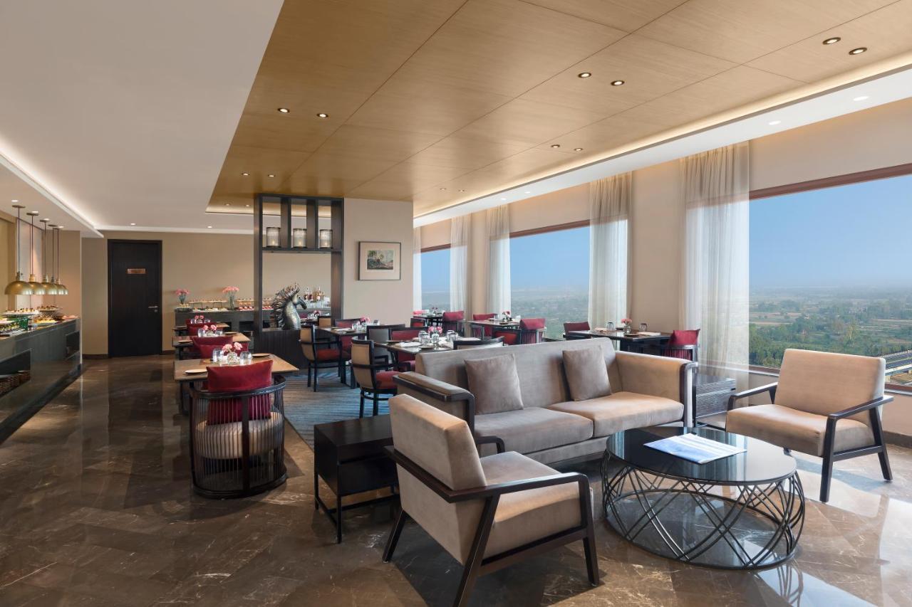 Crowne Plaza New Delhi Mayur Vihar Noida By Ihg Exterior foto Club Lounge at the hotel
