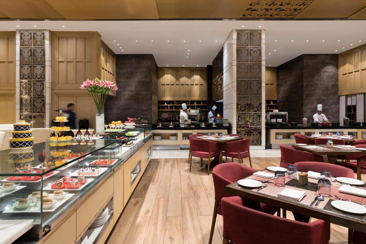 Crowne Plaza New Delhi Mayur Vihar Noida By Ihg Exterior foto The restaurant