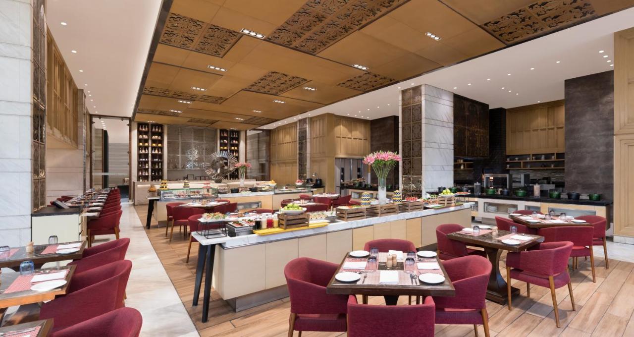 Crowne Plaza New Delhi Mayur Vihar Noida By Ihg Exterior foto The restaurant