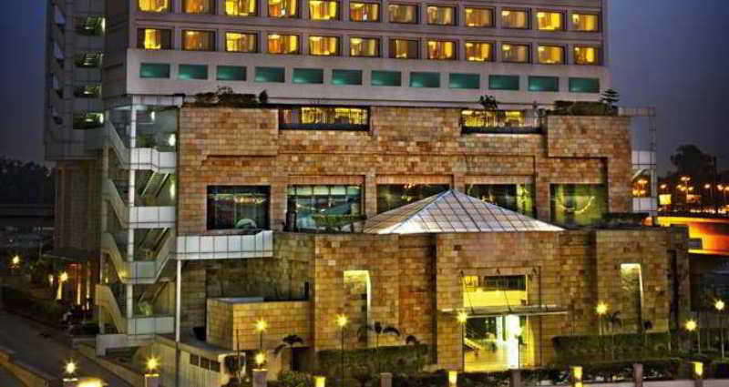 Crowne Plaza New Delhi Mayur Vihar Noida By Ihg Exterior foto The hotel at night