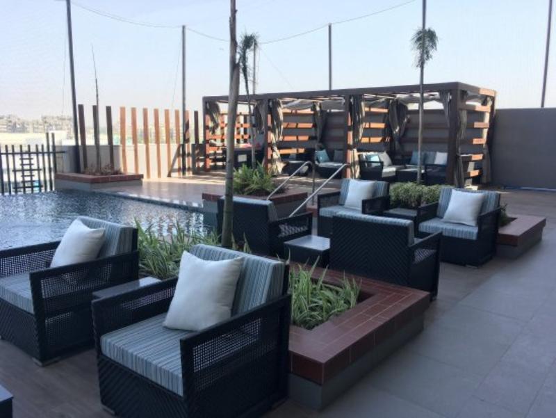 Crowne Plaza New Delhi Mayur Vihar Noida By Ihg Exterior foto Rooftop pool at the hotel