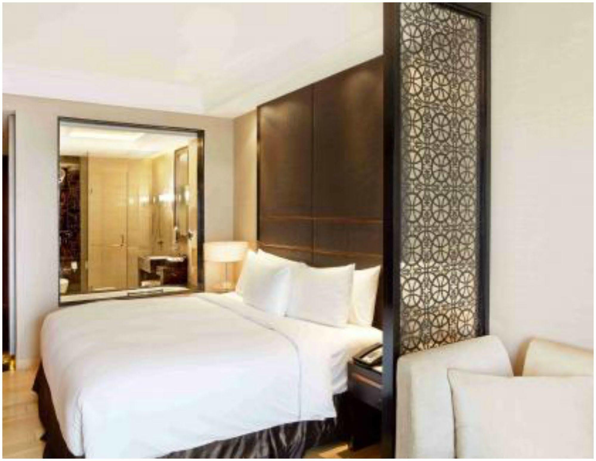 Crowne Plaza New Delhi Mayur Vihar Noida By Ihg Exterior foto A bedroom at the hotel